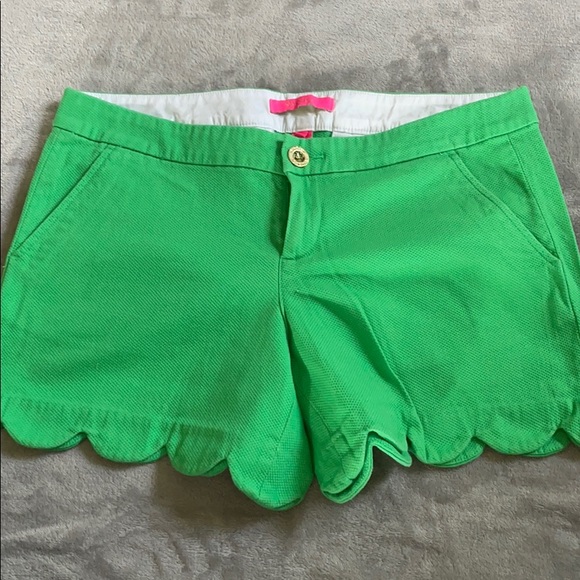 Lilly Pulitzer Pants - 💚 Beautiful Lilly Pulitzer size 6 petal shorts. Green 💚